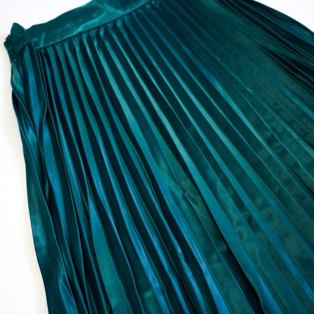 Green Pleated Flared Satin Midi Skirt - Picture 7 of 8